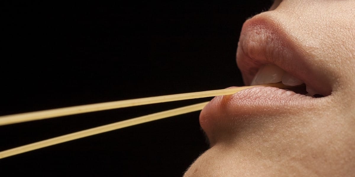 Contre le ronflement, c’est la gymnastique faciale et la langue la plus efficace